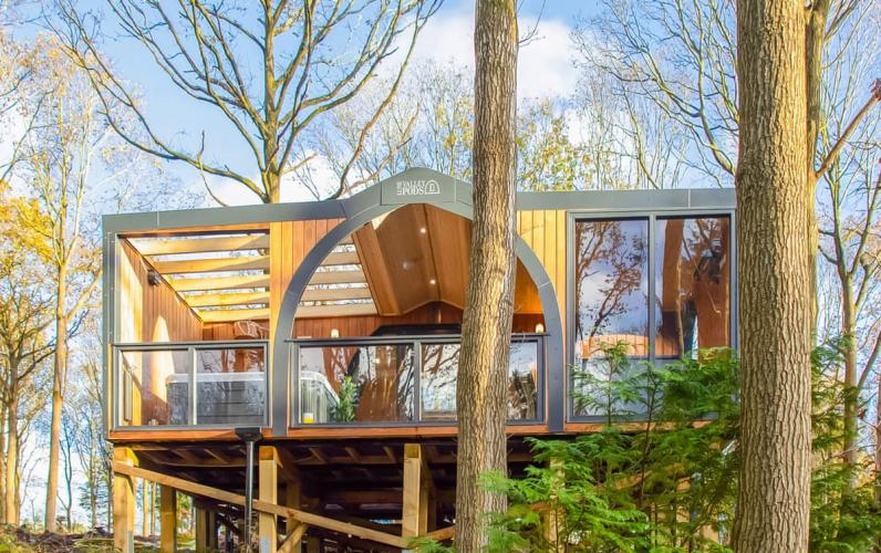 Romantic Woodland Treehouse with Hot Tub